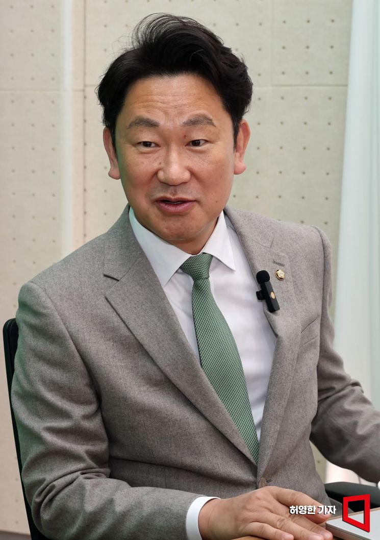 곽상언 더불어민주당 의원이 지난 18일 아시아경제 '소종섭의 시사쇼'에 출연해 소종섭 스페셜리스트와 인터뷰하고 있다. 허영한 기자