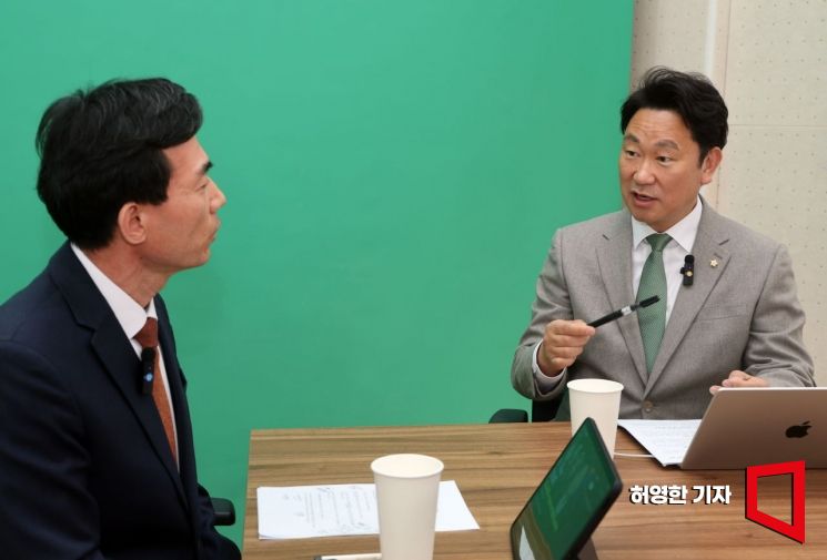 곽상언 더불어민주당 의원은 당이 출연자만 고발하고 김어준 씨를 제외한 것에 대해 "제대로 된 조치인지 국민이 판단할 것"이라고 말했다. 허영한 기자