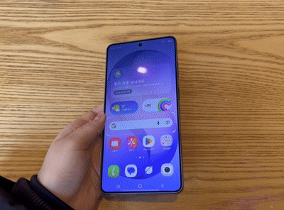 상하좌우 프라이버시 디스플레이가 작동되는 모습. 이은서 기자.