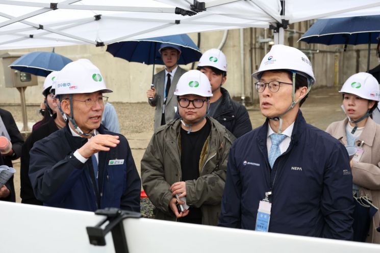 최원호 원자력안전위원회 위원장이 18일 한국수력원자력 관계자로부터 고리 2호기 재가동 준비 현황에 대해 설명을 듣고 있다. 2026.3.18 원자력안전위원회