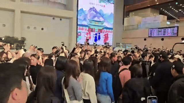 하츠투하츠는 과거에도 공항 경호 문제로 여러 차례 도마 위에 올랐다. 지난해 3월에는 김포공항 출국 현장에서 인파가 몰려 일반 승객이 불편을 겪었다. SNS 갈무리