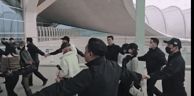 해당 장면에 온라인에서는 비판 여론이 빠르게 확산했다. 일부 누리꾼들은 "대통령 경호처도 울고 갈 수준", "공항을 왜 막느냐", "국빈 행세 아니냐" 등 반응을 보이며 과도한 경호를 지적했다. SNS