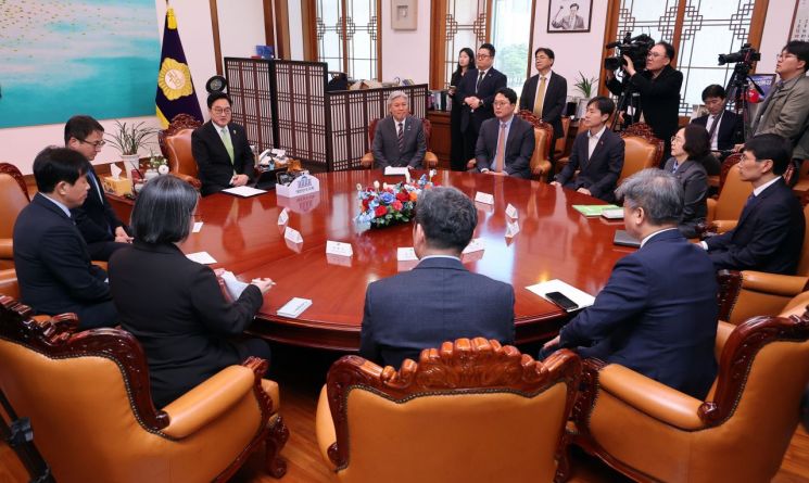 우원식 국회의장이 19일 국회의장실에서 원내 6개 정당 원내대표(기본소득당 용혜인, 진보당 윤종오, 더불어민주당 한병도, 조국혁신당 서왕진, 개혁신당 천하람, 사회민주당 한창민 원내대표)와 회동하고 있다. 국민의힘은 불참했다. 연합뉴스