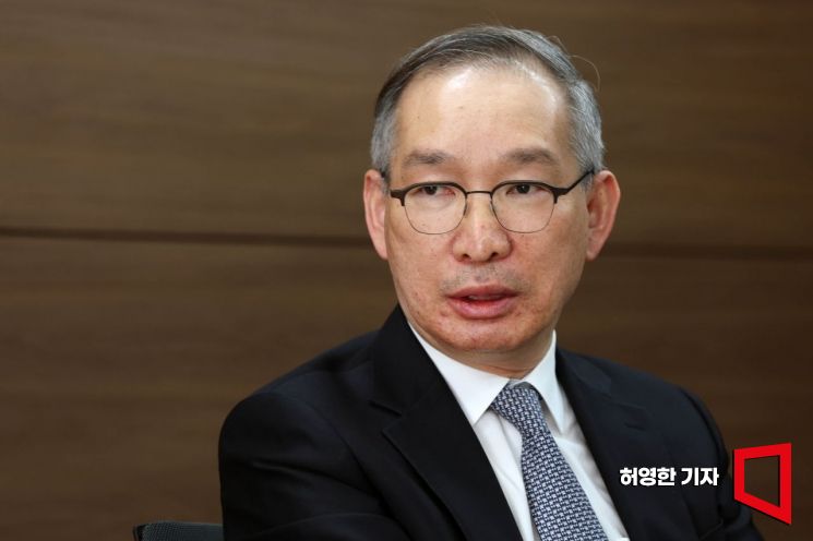 지난 18일 아시아경제 본사에서 열린 긴급통상좌담회에 참석한 김경한 포스코경영연구원 연구위원이 발언하고 있다. 허영한 기자