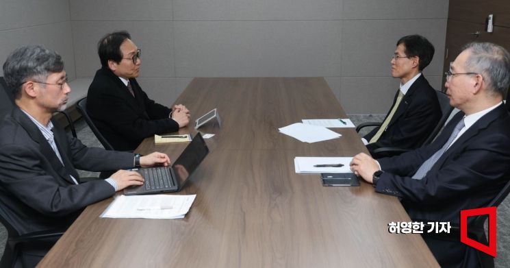 지난 18일 아시아경제 본사에서 열린 긴급통상좌담회에 참석한 장상식 한국무역협회 국제무역통상연구원장(왼쪽부터)과 정인교 전 산업부 통상교섭본부장, 김태황 명지대 국제통상학과 교수, 김경한 포스코경영연구원 연구위원이 토론하고 있다. 허영한 기자