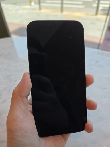 기자가 직접 애플의 스마트폰 아이폰 17e를 사용해봤다. 스마트폰은 한 손에 들어와 사용하기 편했다. 공병선 기자