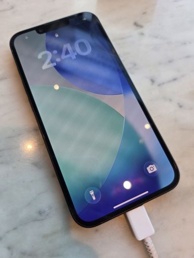 삼성전자 C타입 충전기로 애플의 보급형 스마트폰 아이폰 17e을 충전해봤다. 공병선 기자