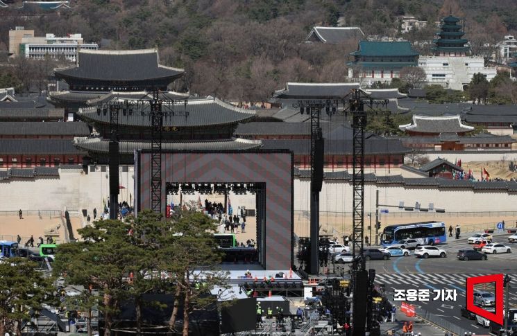 그룹 방탄소년단(BTS) 컴백 공연을 이틀 앞둔 19일 서울 종로구 광화문광장은 막바지 공연 준비가 한창 진행되고 있다. 조용준 기자