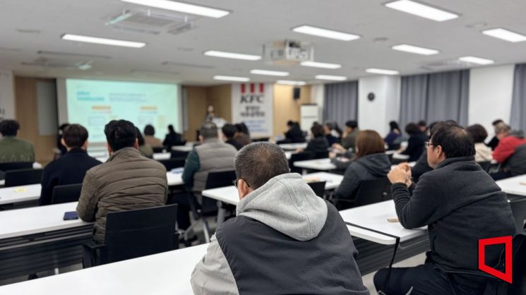 11일 서울 마포구 서울시50플러스 중부캠퍼스에서 열린 KFC 파트타이머 채용설명회에 참여한 중장년 구직자들이 채용 안내를 듣고 있다. 이지예 기자