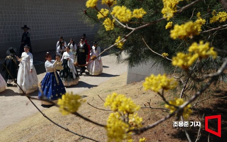 방탄소년단(BTS) 컴백 공연을 이틀 앞둔 19일 서울 종로구 경복궁에는 시민과 외국인 관광객들로 북적이고 있다. 오는 21일 경복궁 앞 광화문 광장에서 BTS 컴백 공연이 열릴 예정이다. 2026.3.19 조용준 기자