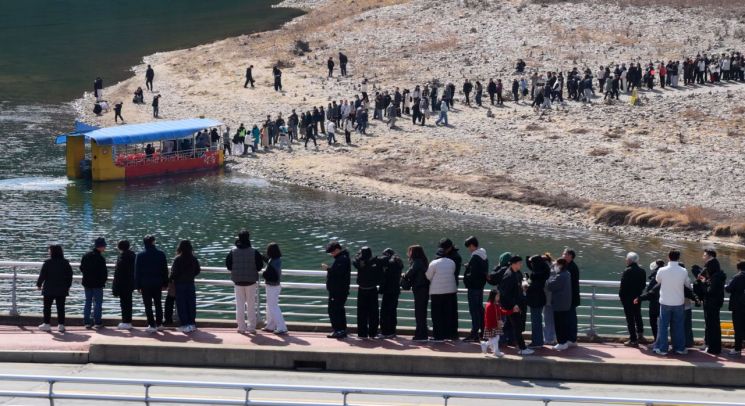 '왕사남' 흥행에 힘입어 영월 청령포를 찾는 방문객의 발길이 줄을 잇고 있다. 연합뉴스