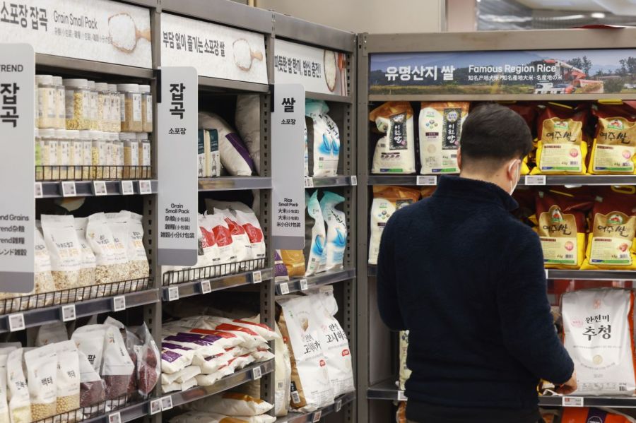 쌀값이 1년 전보다 10% 넘게 오르면서 밥상 물가 부담이 커지고 있는 5일 서울의 한 대형마트에 쌀이 진열되어 있다. 연합뉴스