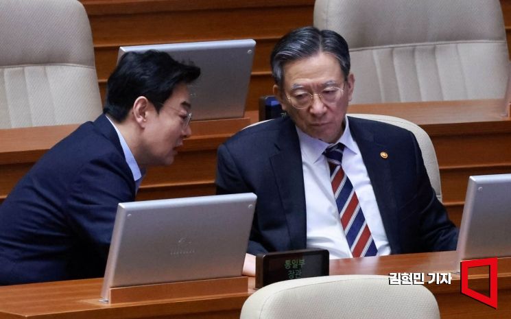 정성호 법무부 장관이 19일 국회에서 열린 3월 임시국회 2차 본회의에서 윤상현 국민의힘 의원의 공소청법안(대안) 무제한 토론을 듣고 있다. 2026.3.19 김현민 기자