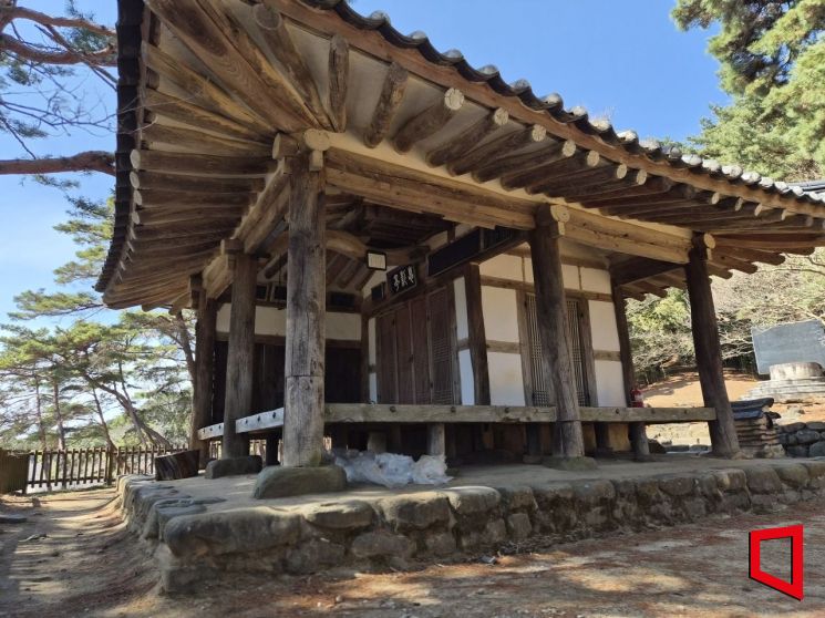 The view of Sigyeongjeong located in Gasamunhak-myeon, Damyang-gun, Jeollanam-do. Sigyeongjeong is the place where Jeong Cheol of Songgang stayed and interacted with the Confucian scholars of Honam. Photo by Min Hyunki.