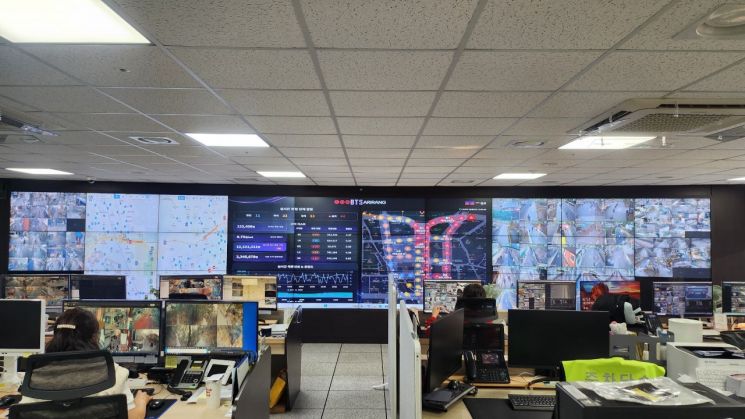 서울 종로구 CCTV 통합안전센터에서는 BTS 광화문 행사 시 스마트 IoT 스캐너로 수집, 분석한 인원 밀집도 현황을 대형 스크린을 통해 확인할 방침이다. 종로구 제공