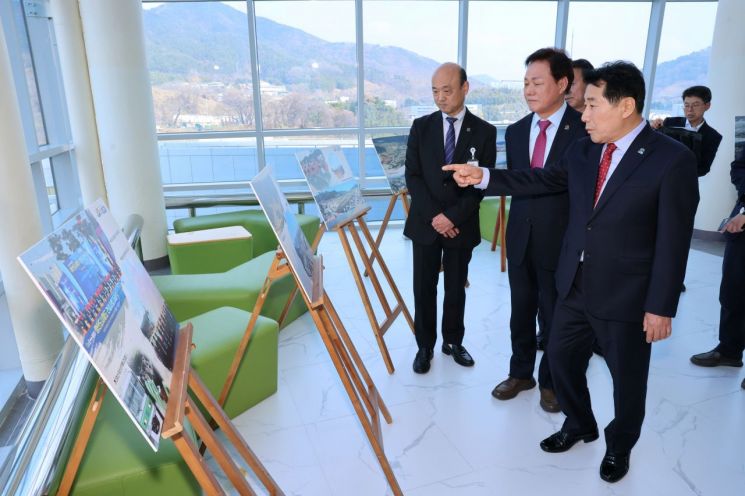 박완수 경남도지사(가운데)와 나동연 양산시장(우측).