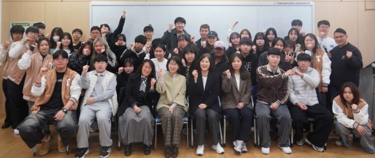 동명대 사회복지학과 학생들이 전공 골든벨을 진행하며 즐거워하고 있다.