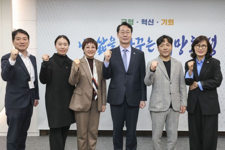 정명근 화성특례시장과 샤오간시 대표단이 교류 협력 확대를 다짐하며 기념촬영을 하고 있다. 화성시 제공