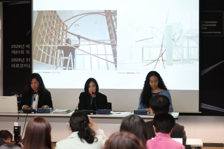최고은 작가가 19일 서울 종로구 아르코미술관에서 열린 2026년 베네치아비엔날레 제61회 국제미술전 한국관 전시 간담회에서 작업을 소개하고 있다. 연합뉴스