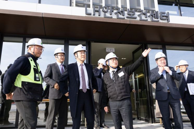 김윤덕 국토교통부 장관이 19일 경기 남양주왕숙 공공주택지구 내 안전보건센터를 찾아 현장을 둘러보고 있다. 국토교통부