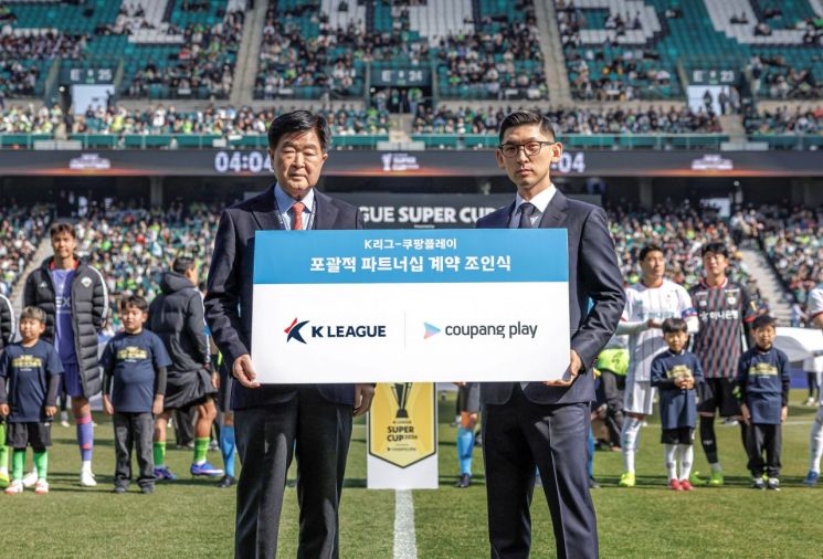 포괄적 파트너십 계약을 맺은 김성한 쿠팡플레이 대표(오른쪽)와 권오갑 한국프로축구연맹 총재.