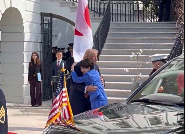 포옹하는 미일 정상. 마고 마틴 백악관 언론보좌관 엑스 영상 캡처