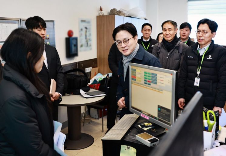 "정유사가 가격 정한다" 주유소 말에…김정관 "CEO들에 몇 번이나 요청했는데" 발끈