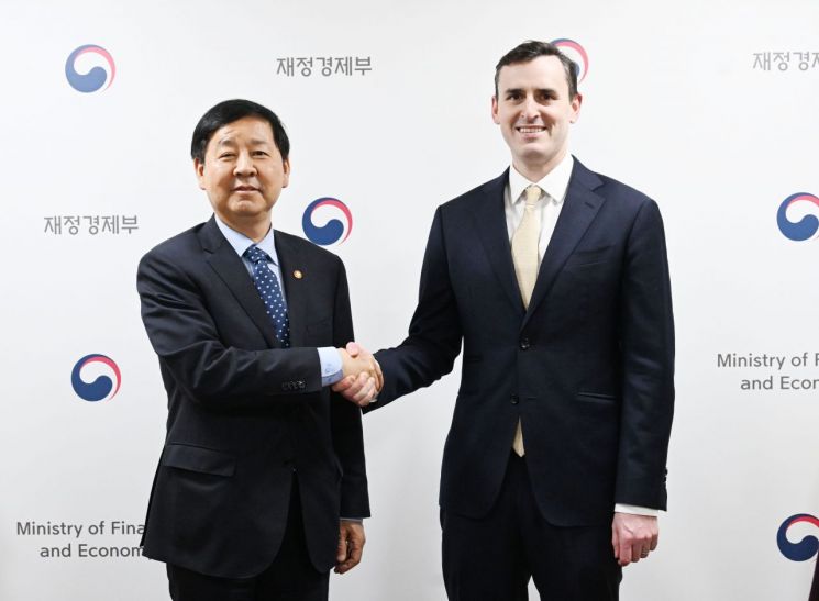 구윤철 부총리 겸 재정경제부 장관이 19일 서울 종로구 정부서울청사에서 댄 카츠 IMF 수석 부총재와 악수를 하고 있다. 재정경제부
