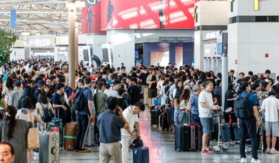 Domestic weekend golfers are turning their attention overseas due to the high fees at golf courses. Photo by Jinhyung Kang