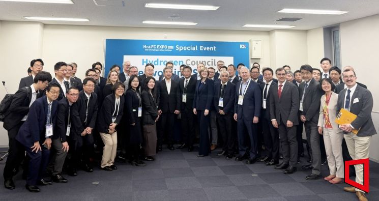 장재훈 현대차그룹 부회장(왼쪽 일곱번째부터)과 야마가타 미쓰마사 토요타 사장, 이바나 제멜코바 수소위원회 CEO, 수바시시 무커지 세레스 파워 CSO(Chief Scientific Officer), 켄 라미레즈 현대차그룹 에너지&수소사업본부장 부사장이 수소위원회 네트워킹 세션에서 기념사진을 촬영하고 있다. 현대차