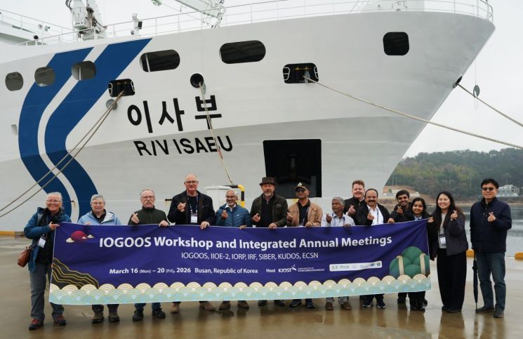 회의 참가자들이 이사부호를 견학하고 이사부호 앞에서 기념촬영하고 있다. KIOST 제공