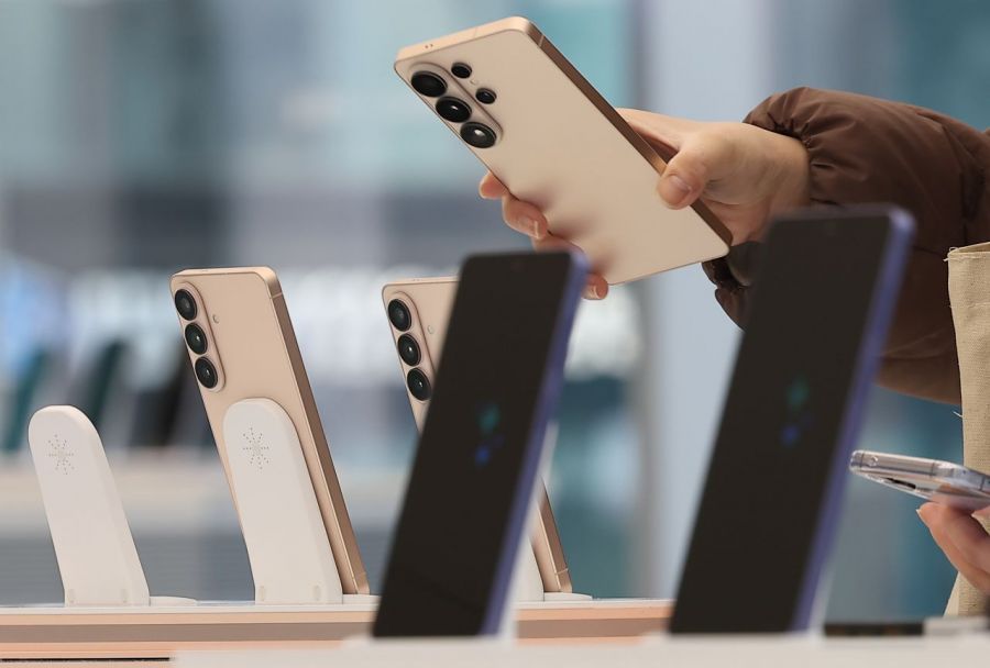 三星电子智能手机“Galaxy S26系列”在本月11日正式上市之际，首尔瑞草区Samsung Gangnam门店内，一名市民正在对比各款产品。联合通讯社供图