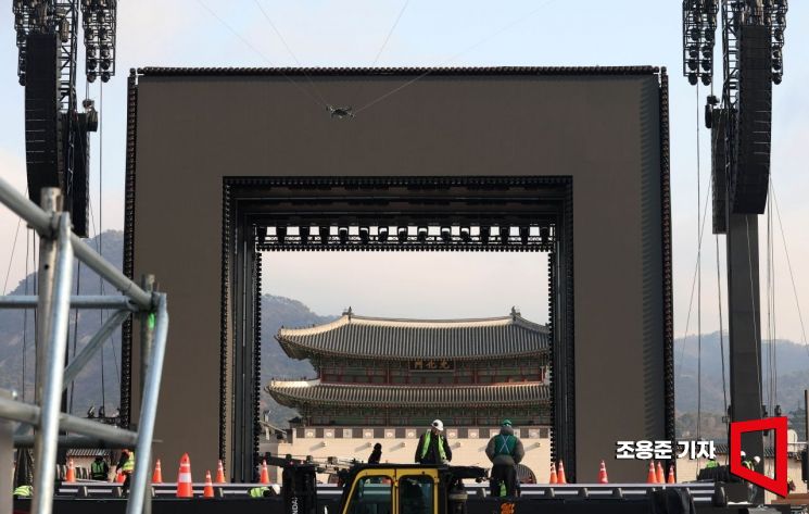 그룹 방탄소년단(BTS) 컴백 공연을 하루 앞둔 20일 서울 종로구 광화문광장은 막바지 공연 준비가 한창 진행되고 있다. 조용준 기자