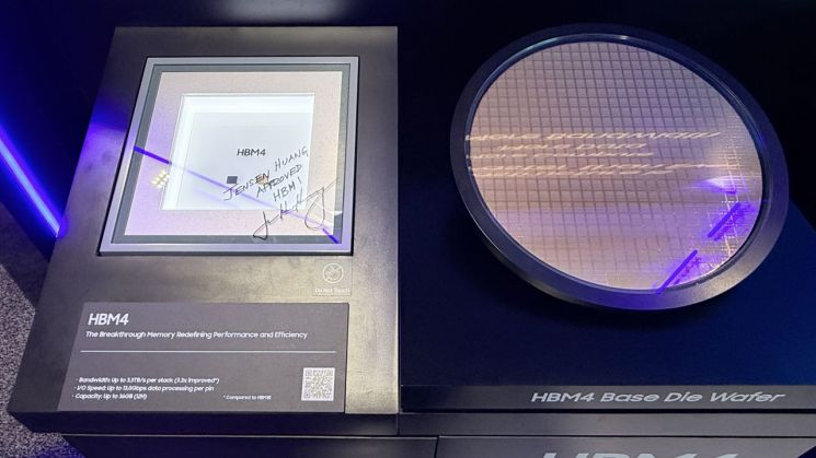 “GTC 2026”三星电子展台内展示的高带宽存储器（HBM）4和HBM4基底晶圆。权贤智 记者提供