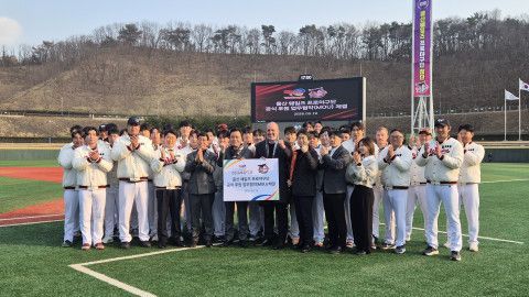 STLC와 울산시체육회 관계자와 울산웨일즈 선수, 코치단이 기념 촬영하고 있다. STLC 제공