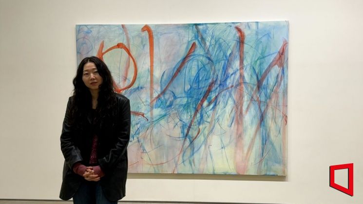 김춘미 작가가 리안갤러리 서울에서 개최한 개인전 'Isobars in Down' 전시장에 섰다. 캔버스 위로 얇게 번진 푸른 선과 붉은 획은 작가가 붙든 대기와 감각의 흔적을 드러낸다. 사진 김희윤 기자.