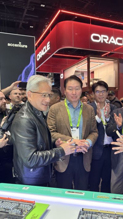当地时间上月16日，美国加利福尼亚州圣何塞举行的“GTC 2026”上，Nvidia首席执行官 Jensen Huang 与SK集团会长 Chey Taewon 参观了SK海力士展台。联合采访团提供