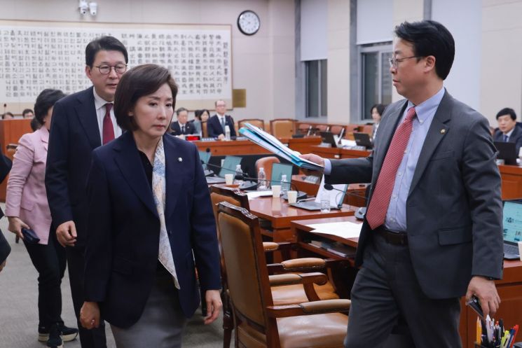 18일 국회에서 열린 법제사법위원회 전체회의에서 나경원 국민의힘 의원 등 법사위원들이 공소청 설치법안 표결에 반발하며 회의실에서 퇴장하고 있다. 연합뉴스 제공