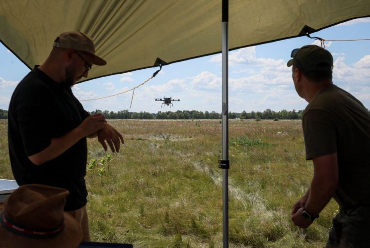 '스와머'의 직원들이 AI 드론 비행을 지켜보고 있다. 로이터연합뉴스