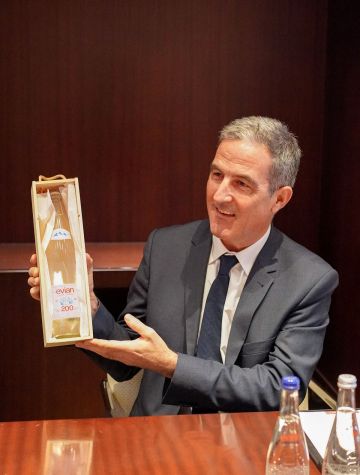 앙트완 포트만 에비앙 회장이 200년 전 처음 출시된 에비앙을 복원한 병제품을 들어보이고 있다. 신세계L&B 제공.