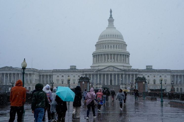 지난 12일 워싱턴 D.C.에 있는 미국 국회의사당에 눈이 내리고 있는 모습.로이터연합뉴스