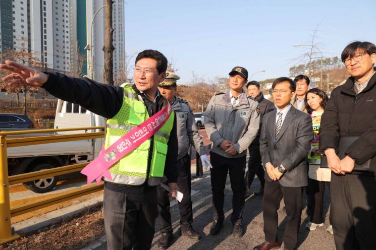 20日，Yisangil 龙仁特例市长参与在 Hambak 小学上学路口开展的交通疏导志愿服务，检查学校周边的通学道路。龙仁市提供