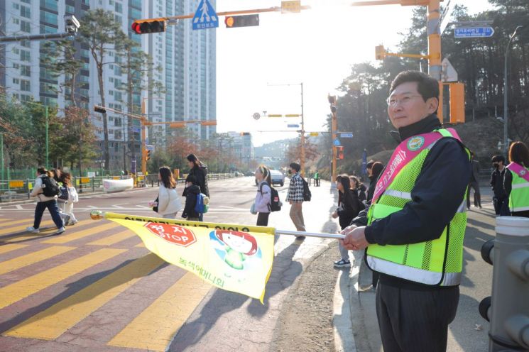 20日，Yisangil 作为龙仁特例市市长，在 Hambak 小学后门三岔路口参与上学路交通指引志愿服务。龙仁市提供