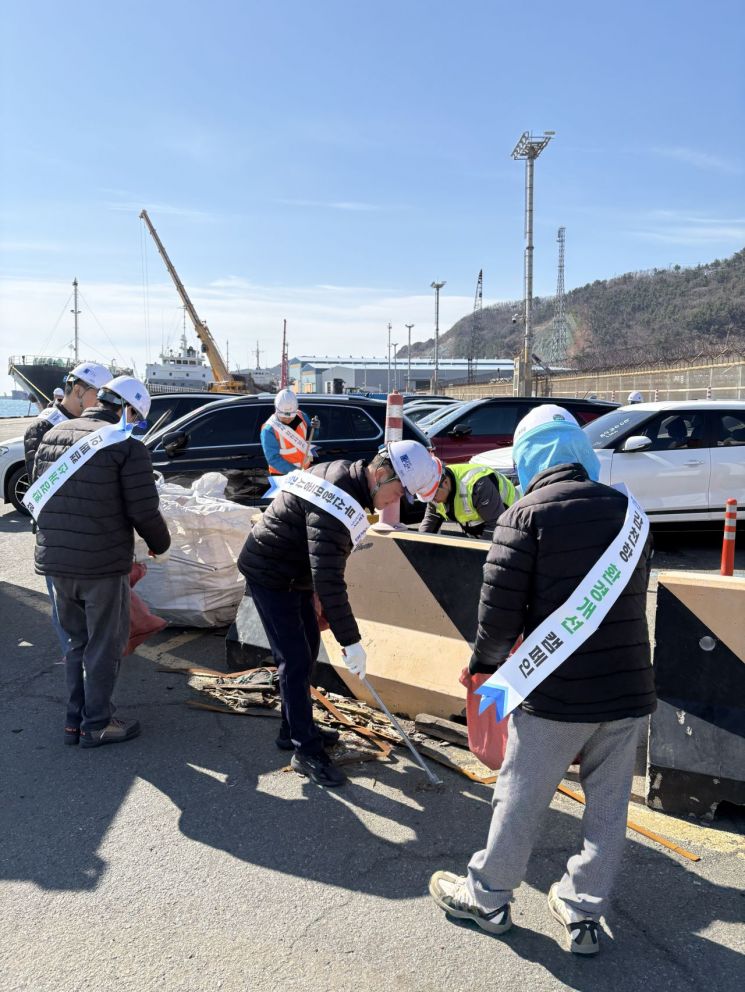 깨끗하고 안전한 감천항 조성을 위한 환경개선 활동. 부산항만공사 제공