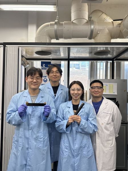 (왼쪽부터) 배상윤 박사과정, 김성수 교수,  강다정 박사과정, 김원빈 박사. KAIST