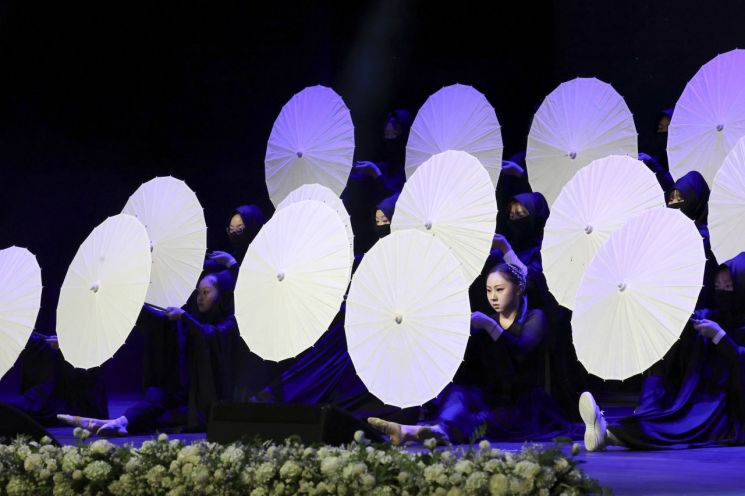 시민 공연단이 ‘제26회 화성특례시민의 날’ 기념식 무대에서 흰색 우산을 활용한 퍼포먼스 공연을 하고 있다. 화성시 제공