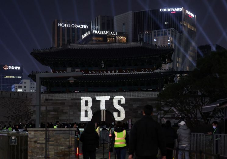 20일 서울 숭례문에 BTS '아리랑' 미디어 파사드가 펼쳐지고 있다. 연합뉴스