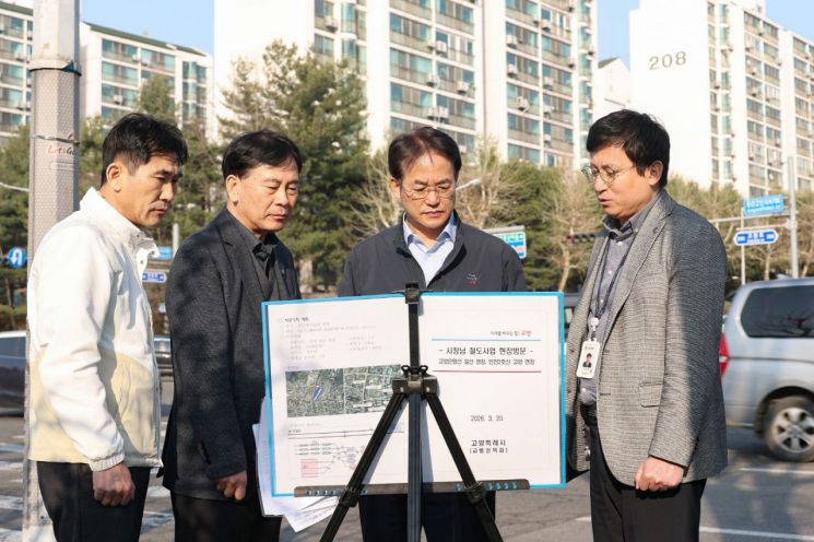 이동환 시장이 지난 20일 인천 2호선 연장 사업의 종점 계획지인 중산체육공원을 방문해 추진 상황을 점검하고 있다. 고양시 제공