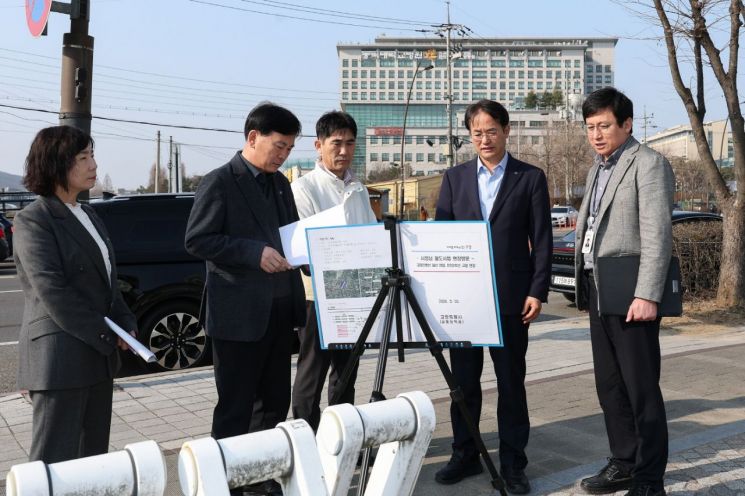 이동환 시장이 지난 20일 인천 2호선 연장 사업을 추진 중인 동국대 일산병원 사거리를 방문해 추진 상황을 점검하고 있다. 고양시 제공