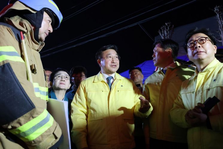윤호중 행정안전부 장관이 20일 오후 불이 난 대전 대덕구 문평동 한 자동차부품 제조 공장을 찾아 소방 관계자의 설명을 듣고 있다. 연합뉴스